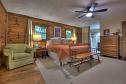 La La's Cabin Hot Tub Secluded Small Dog Friendly