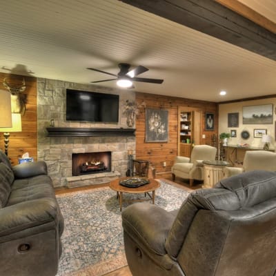 La La's Cabin Hot Tub Secluded Small Dog Friendly