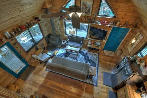 Fox Den Cabin with Invigorating Hot Tub!
