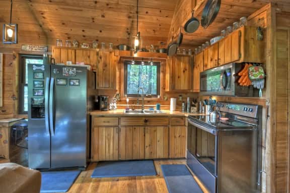Fox Den Cabin with Invigorating Hot Tub!