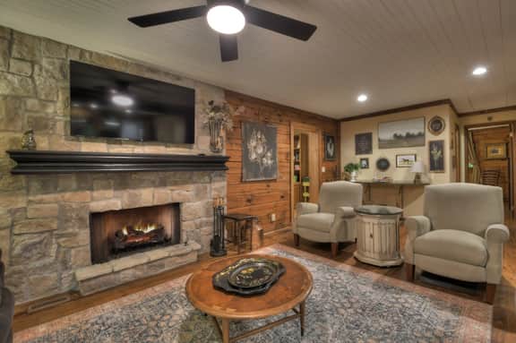 La La's Cabin Hot Tub Secluded Small Dog Friendly