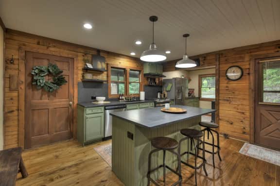 La La's Cabin Hot Tub Secluded Small Dog Friendly