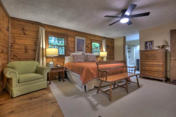 La La's Cabin Hot Tub Secluded Small Dog Friendly