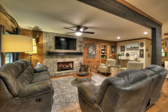 La La's Cabin Hot Tub Secluded Small Dog Friendly